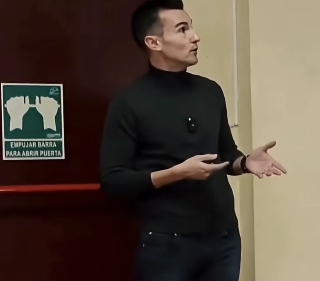 Pedro Doctor durante una charla